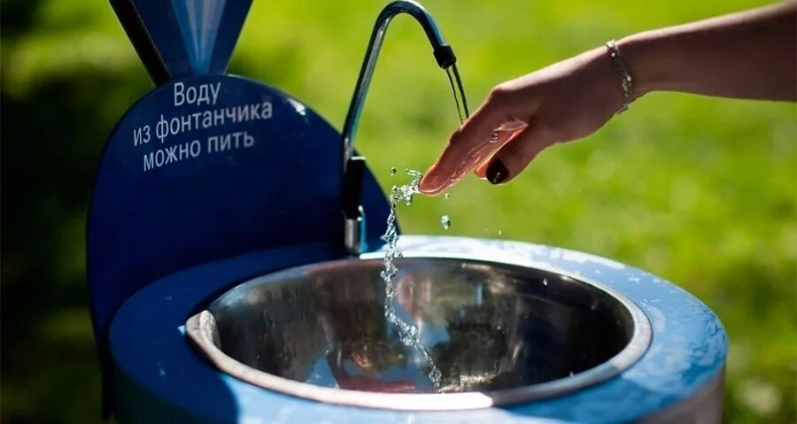 Можно пить на улице. Питьевой фонтанчик. уличный фонтанчик для питьевой воды. фонтанчик с водой. фонтан с питьевой водой.