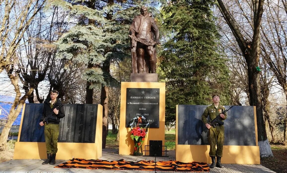 Памятник цюрупе. Памятник в поселке имени цурюпы. Воскресенск поселок цюрупы. Погода в цюрупы воскресенский на неделю. Рабочий посёлок имени цюрупы.
