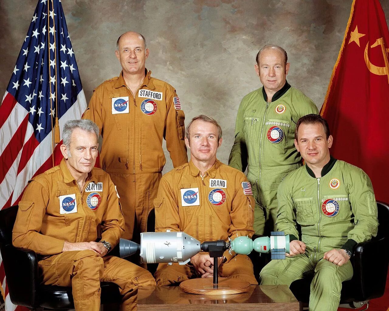 Первые 5 советских космонавтов. Экипаж Союз-Аполлон 1975. Советского корабля «Союз-19» и американского «Аполлона».. Леонов Союз Аполлон. Совместный полет Союз-Аполлон.