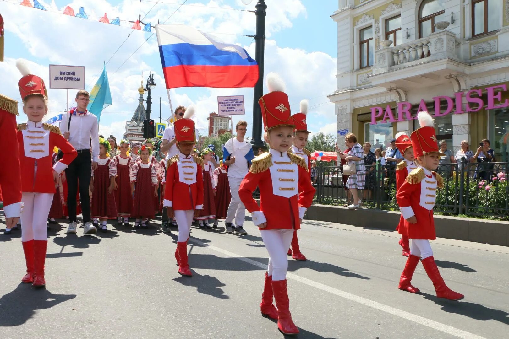 Праздничный парад. 12 июня омск мероприятия. Празднование дня города. 12 июня омск мероприятия. Место проведения фестиваля.