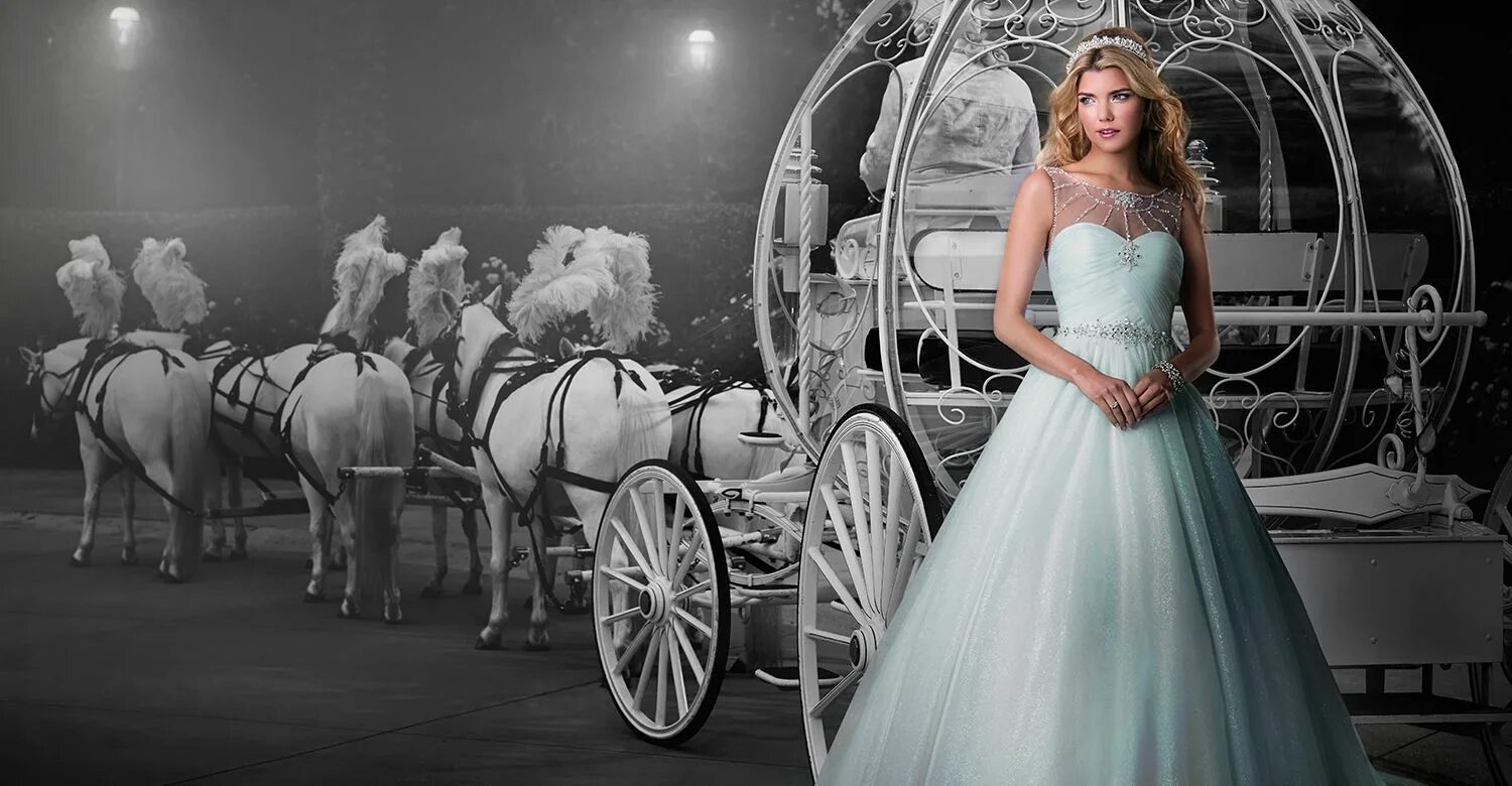 На белой карете связали судьбу два. Cinderella 2015 свадебное платье. девушка в карете. свадебное платье в стиле золушки. карета принцессы.