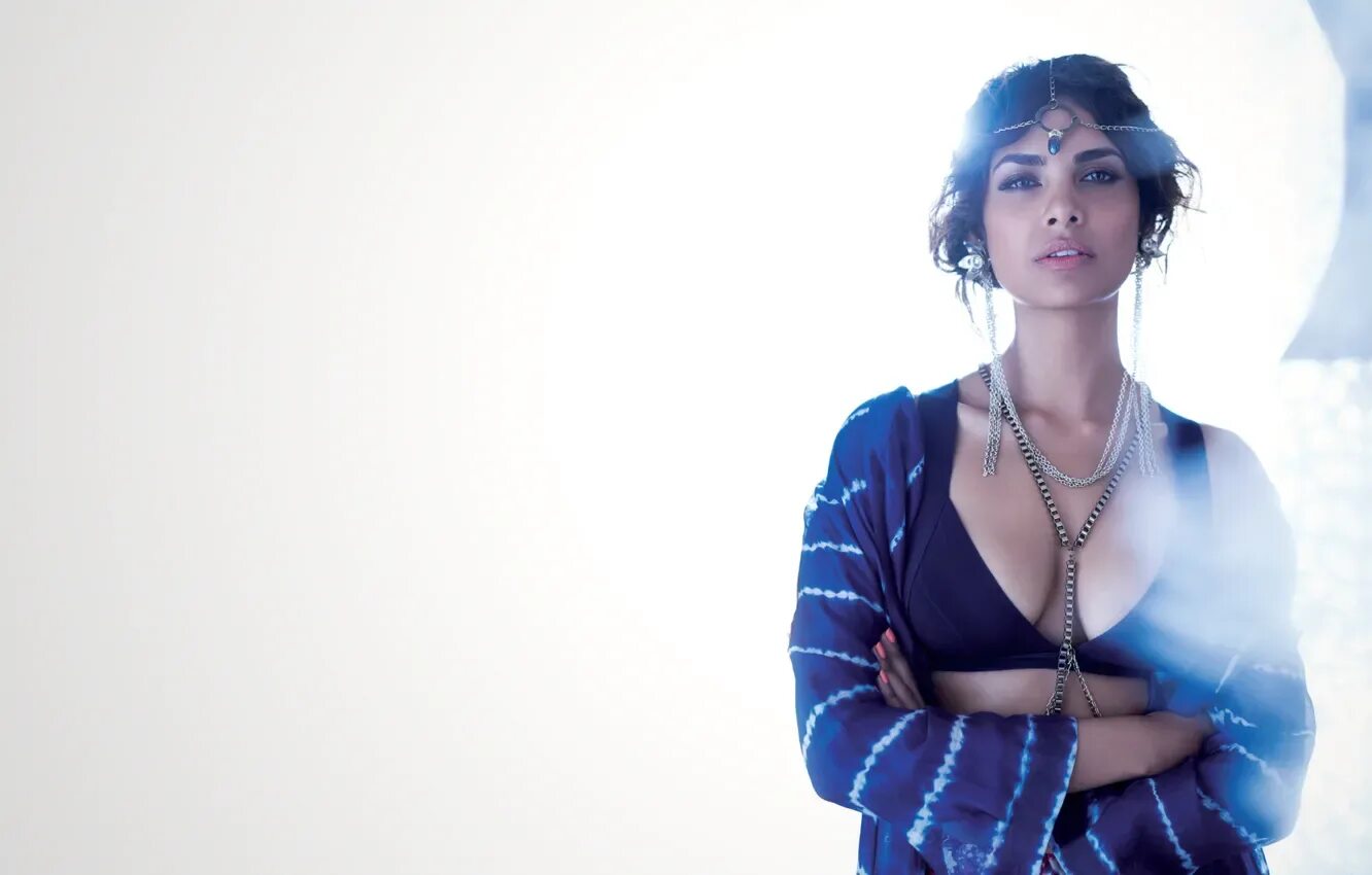 Hot girl wallpaper. Эша Гупта. Эша Гупта Rustom. MOONASTRO Gupta картинка обои.