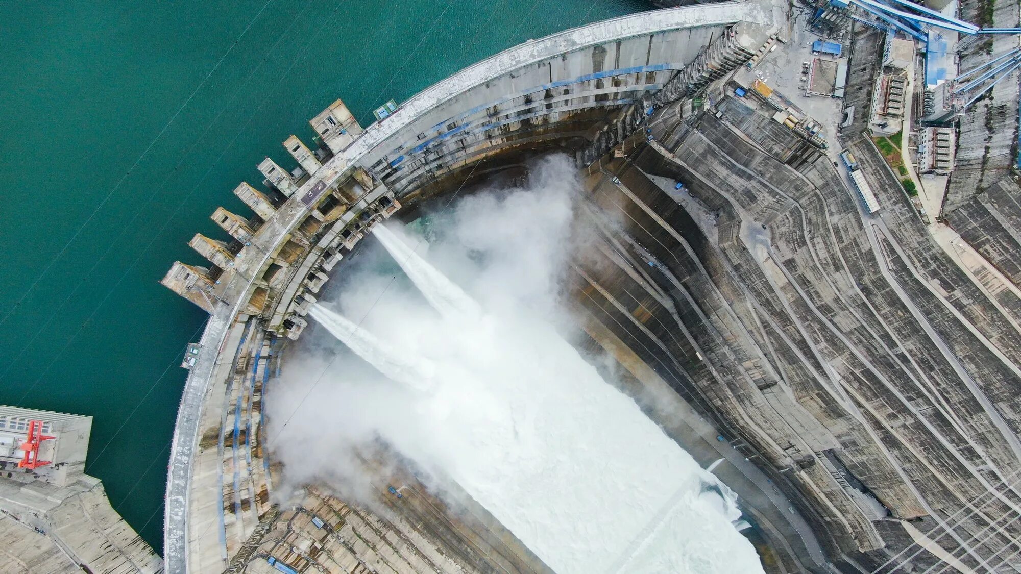 Почему строят гэс. Потоки воды гэс. Гидроэлектростанция презентация. Чиркейская гэс стройка. Конструкция богучанской гэс.