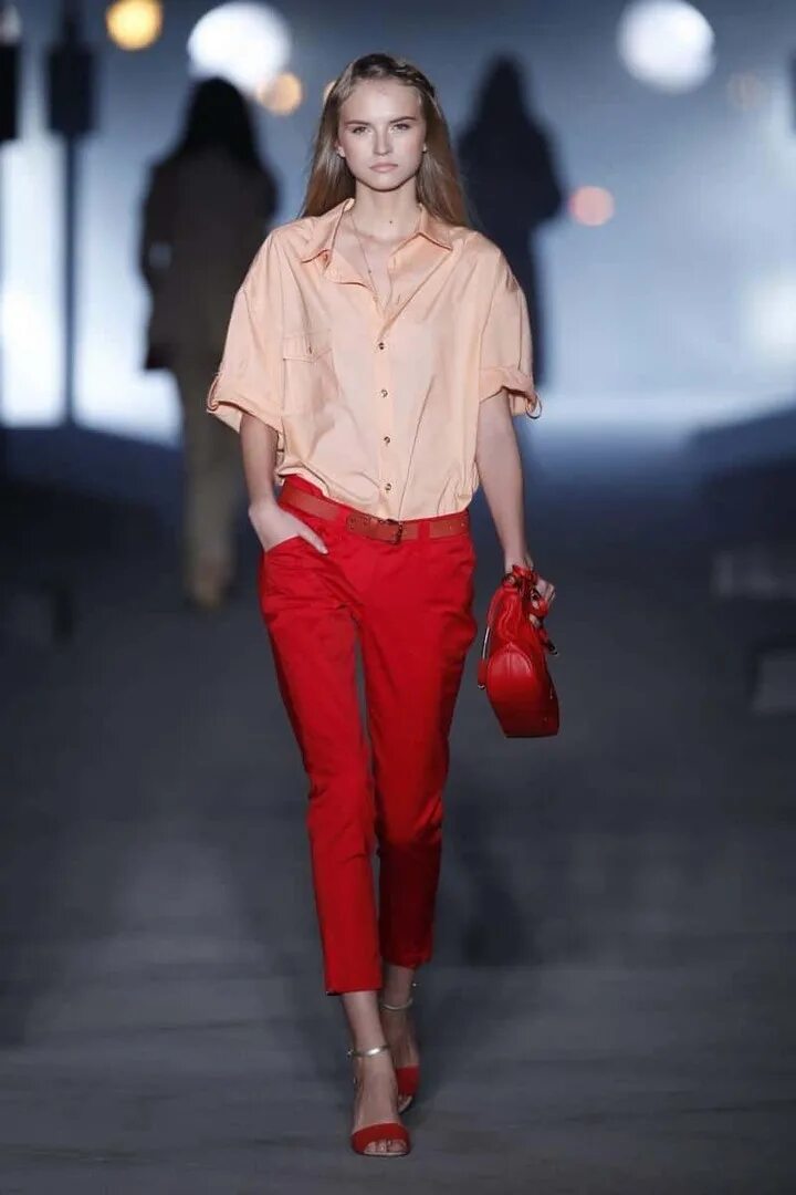 Красная блузка сочетается