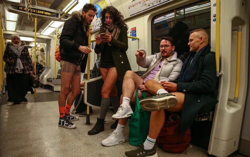 Тетки без цензуры. No Pants Subway Ride Москва. No Pants Subway Ride Москва метро. В метро без штанов 2020 Москва. Нью Йорк метро без штанов.