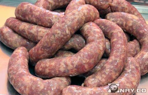 Колбаса с нитритной солью. Домашняя колбаса с нитритной. Домашняя колбаса с нитритной. Ветчина куриная. Сыровяленая колбаса баварская.