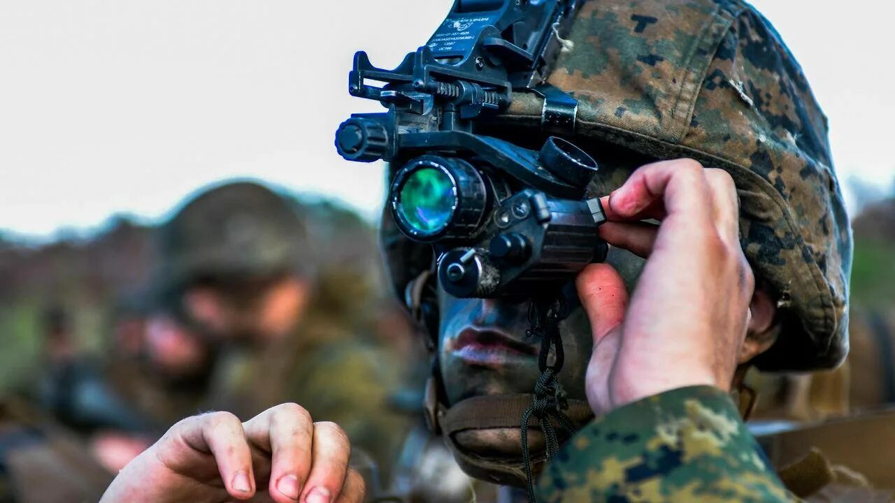 Видение сша. Прибор ночного видения нашлемные нато. Прибор ночного видения афганистан 1980. Солдат с пнв. Envg-b прибор ночного видения сша.