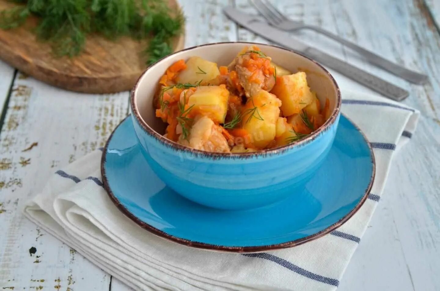 Картошка с мясом в мультиварке редмонд рецепты. Тушеная картошка. тушёная картошка с мясом в мультиварке. тушёная картошка с мясрм в мультиварке. картофель с мясом тушеный в мультиварке тушеный.