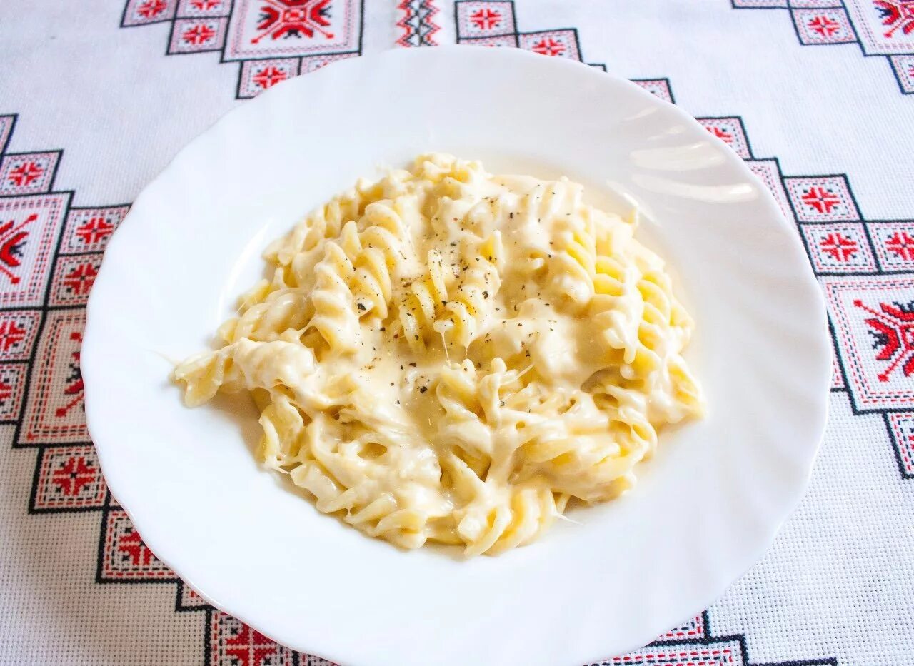 Сливочный сыр с макаронами рецепт. Макароны с сырным соусом. макароны с тертым сыром. паста с сыром. спагетти с сырным соусом.