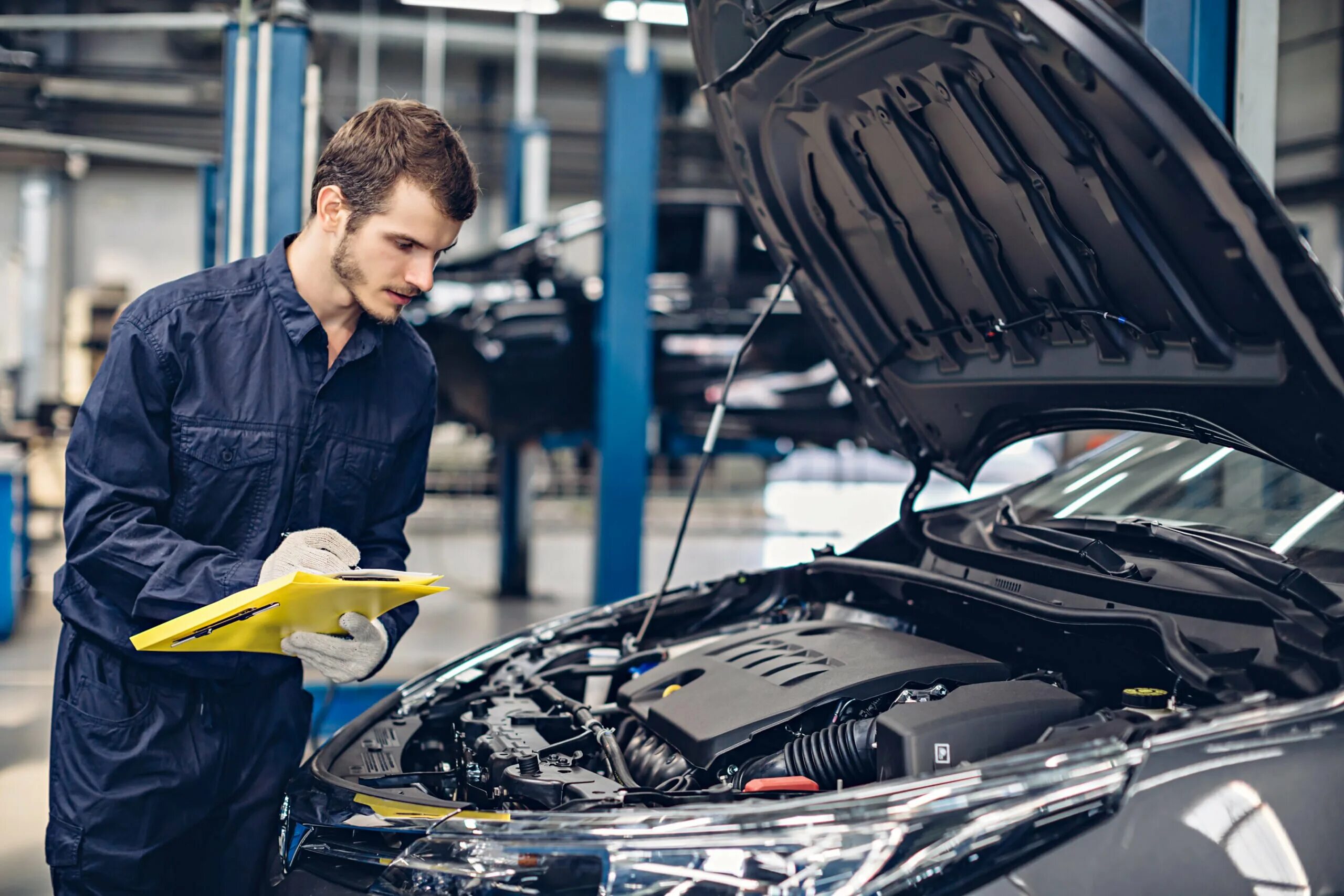 Sweety fox auto mechanic. Автомобиль в сервисе. Техобслуживание машины. Автомеханик. Автомобиль в автосервисе.