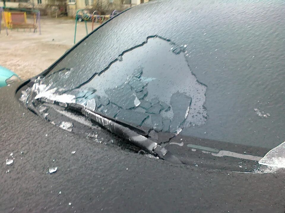 Лед на стекле автомобиля. Наледь на лобовом стекле. Ледяное стекло автомобиля. Треснутое лобовое стекло.