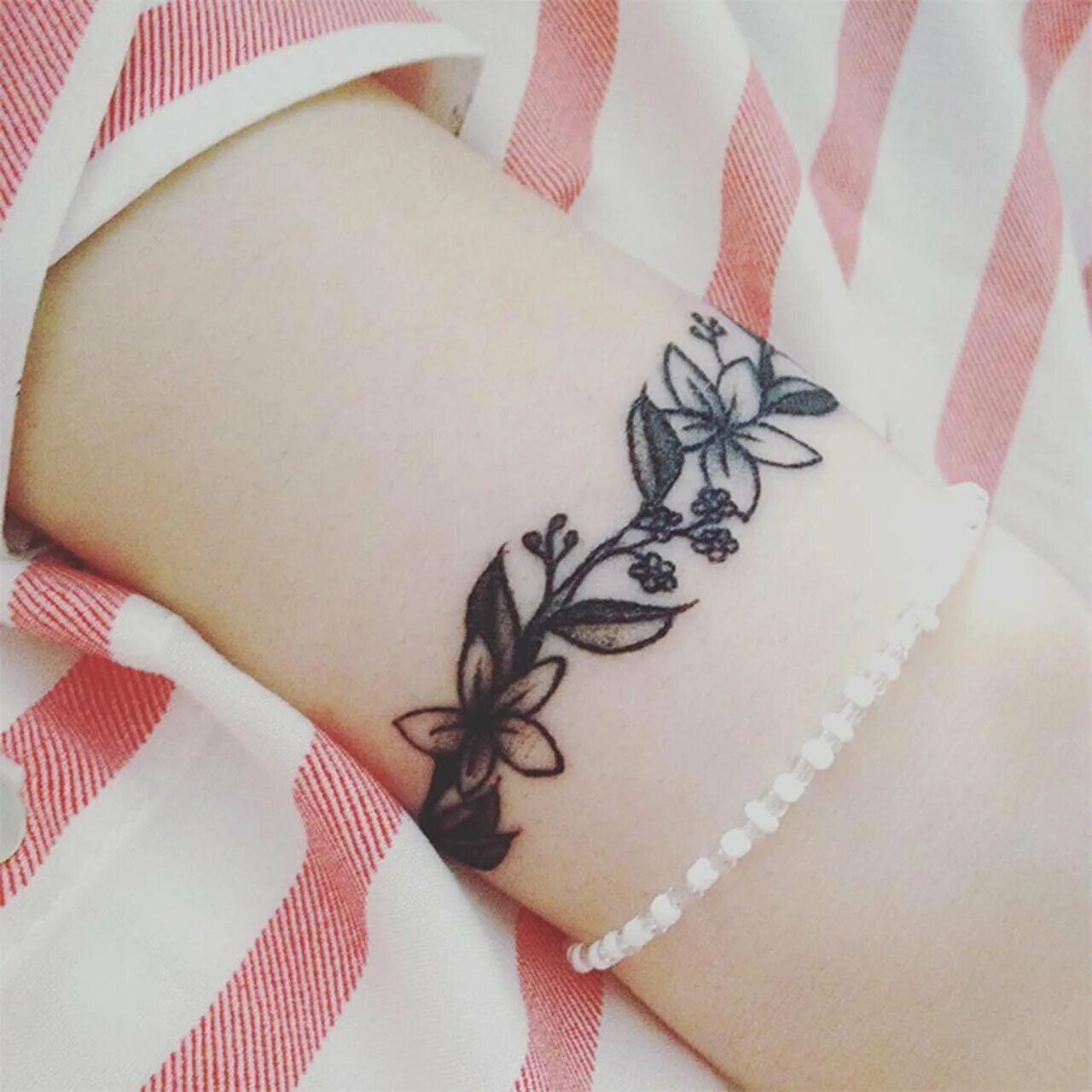 тату браслет на запястье. браслет тату женский. браслет тату на руку женские. тату браслет на руке женские. бастет тату на запястье.