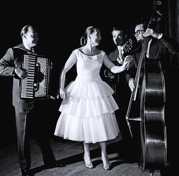 Лариса мондрус проснись и пой. Певицы 60х-70х годов ссср список. Певцы ссср 60-70х. Эстрада 50 годов. Эстрада 50 годов.