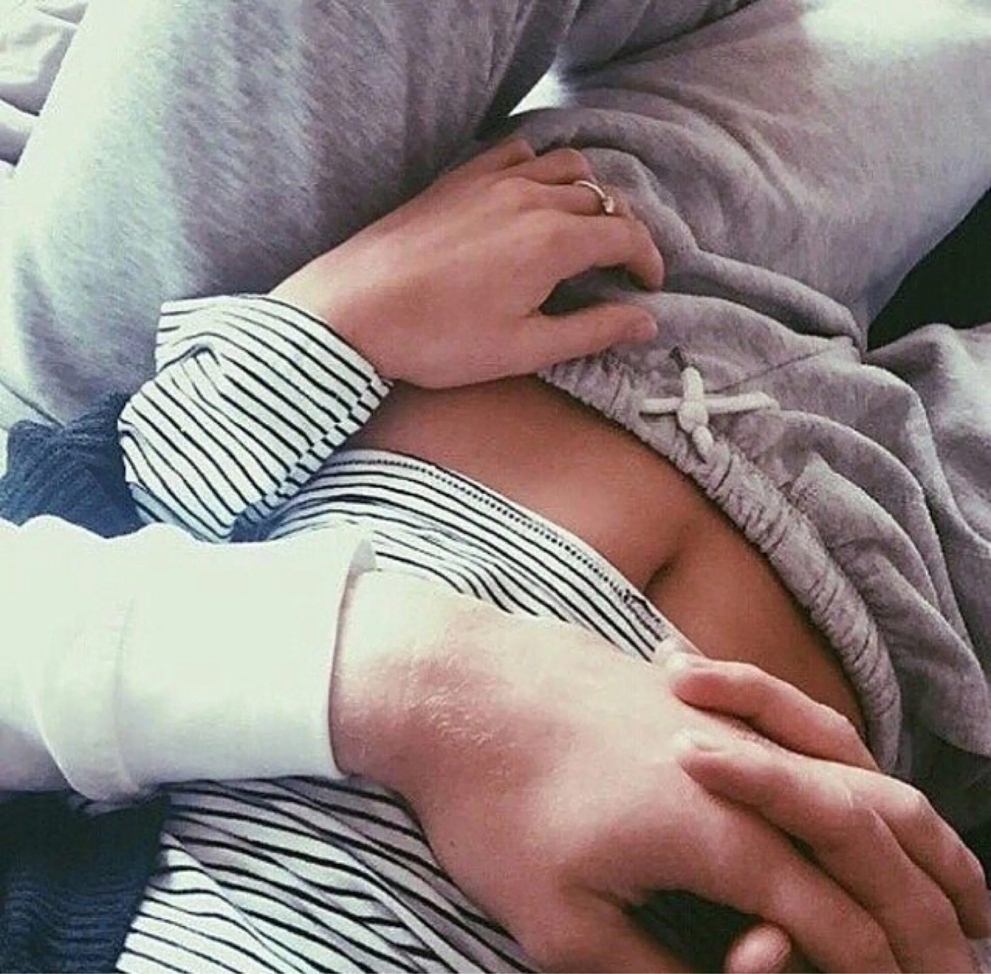 парень с девушкой в обнимку. папень и левушка обнимабичя. влюбленные со спины. объятия со спины. парень обнимает девушку.