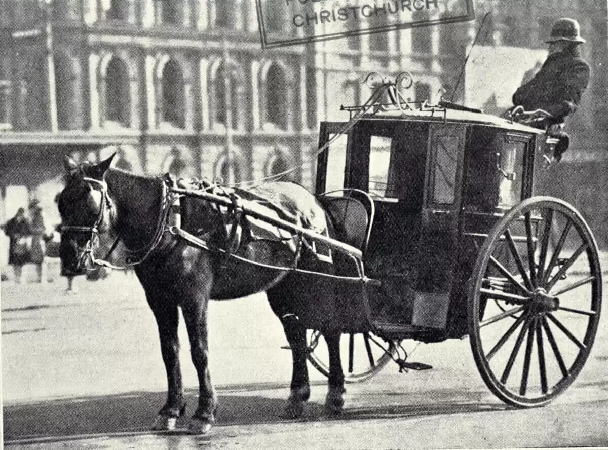 First transport. Лондонский КЭБ 19 век. КЭБ Англия 19 век. Лондонский конный КЭБ. КЭБ конный экипаж.