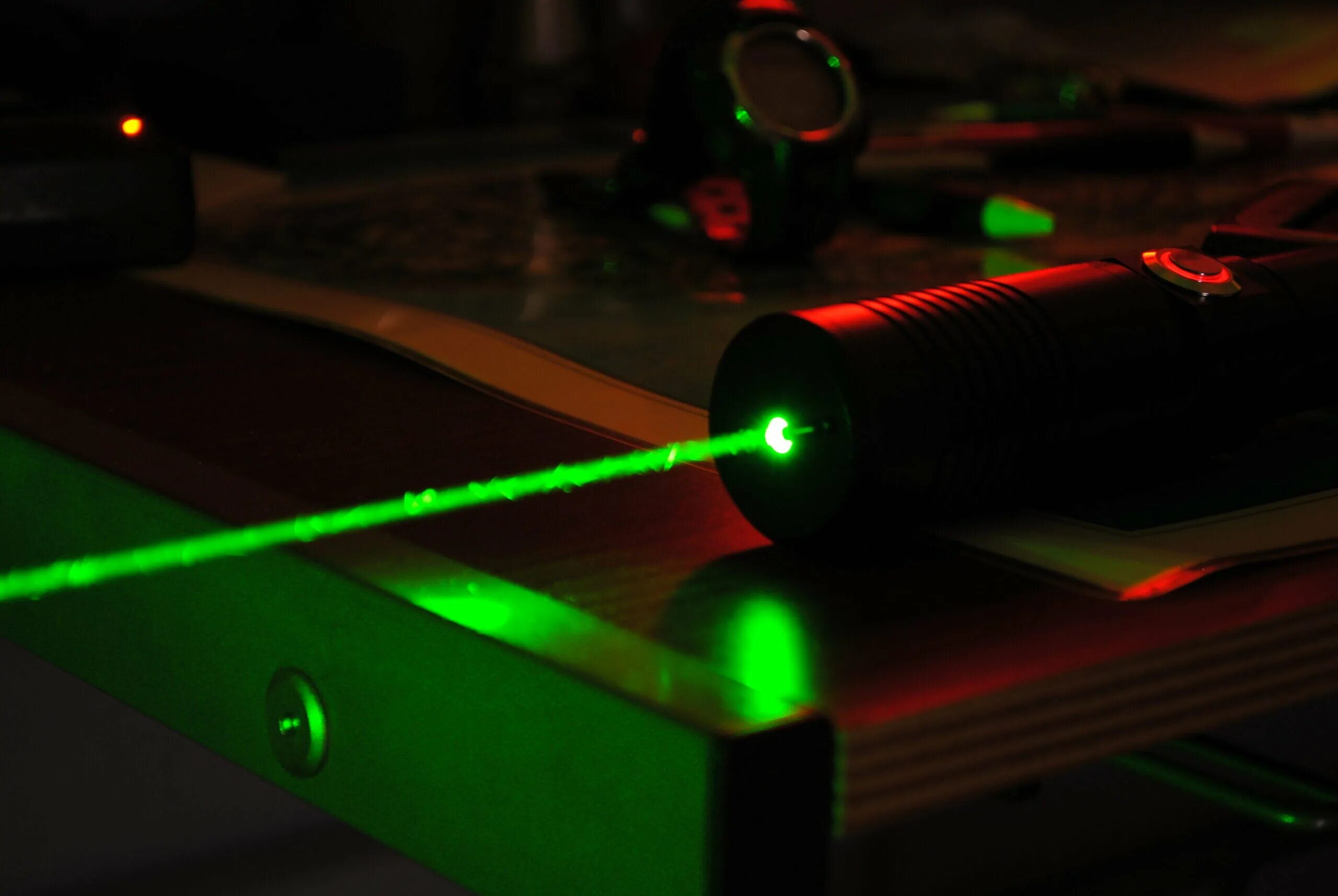 Фото лазерного. Лазер (Laser) 480 SC. Твердотельные лазеры. Лазеры физика. Полупроводниковый лазер.