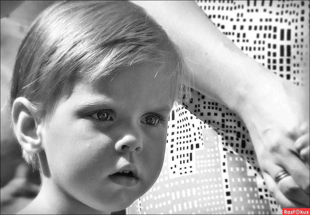 мальчик плачет. ребенок плачет. парень плачет маленький. маленький плачет. мальчик плачет.