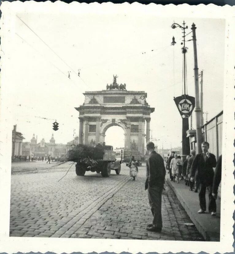 Триумфальная арка у белорусского вокзала 1934. Триумфальная арка на белорусском вокзале. Триумфальная арка на площади белорусского вокзала. Москва 1934 год. Москва 1934 года