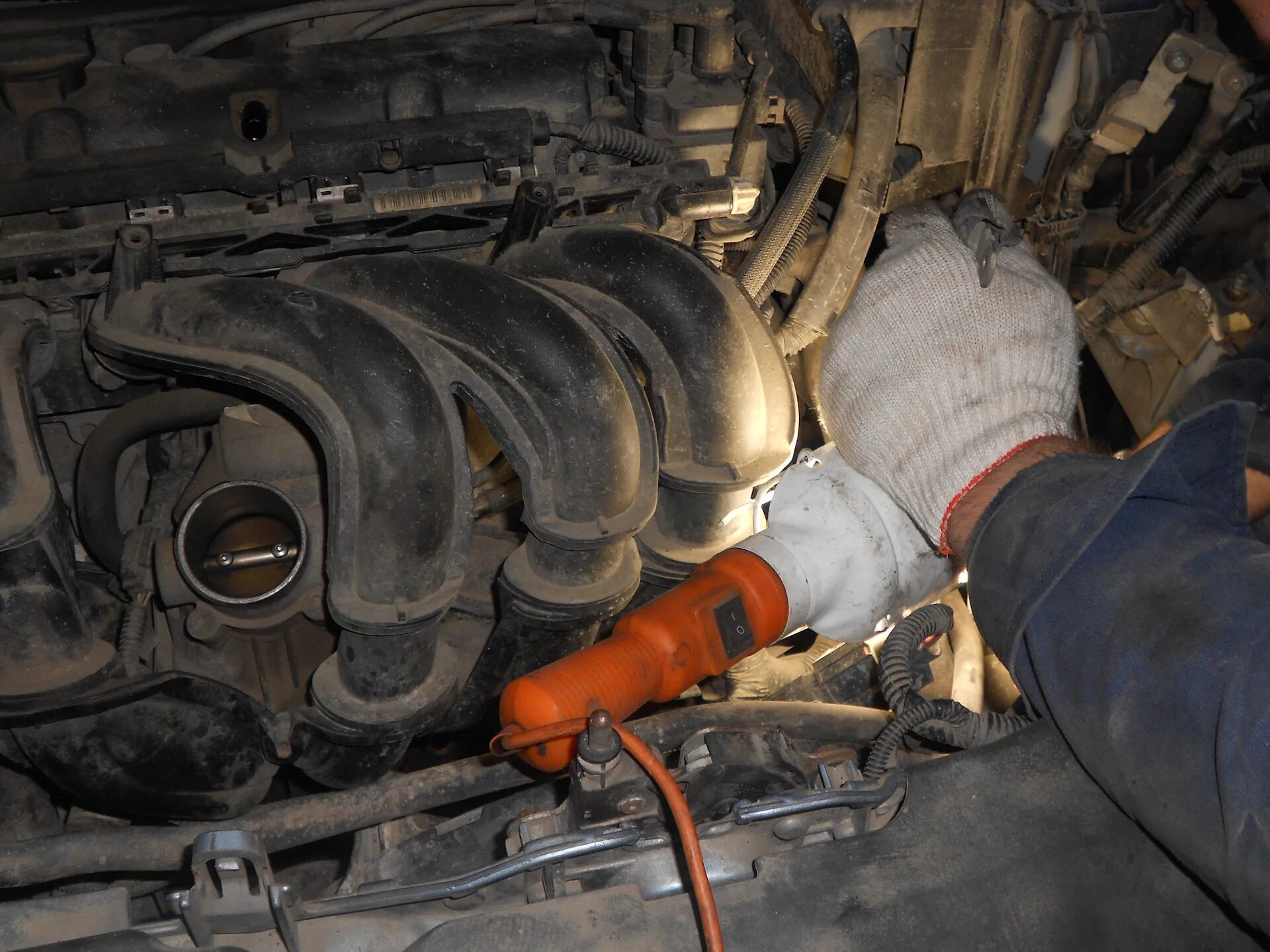 Где находится стартер форд фокус 1. 6 расположение. Ford focus 2004 года 1. Расположение стартера форд фокус 2. Стартер фф2 1.