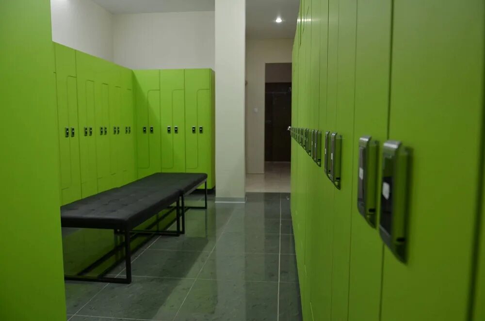 Раздевалка женская в тренажерном зале. Женщины в раздевалке спортзала. Раздевалка в спортзале. Женщиныивираздевалке спортзала. Спортивная девушка в раздевалке.