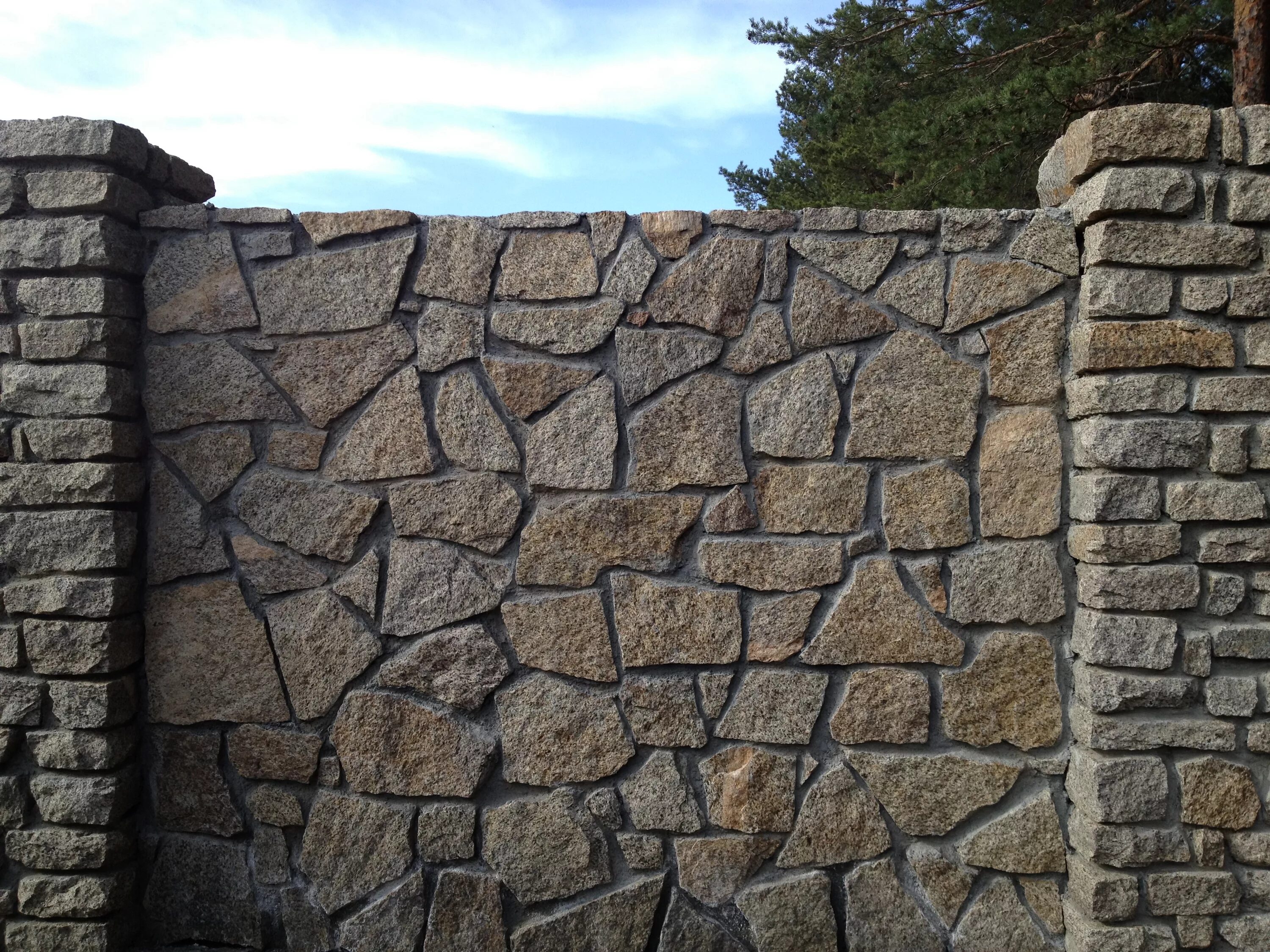Природный камень 7 камней. Забор из гранитного камня. Забор из дикого камня. Забор из плитняка. Забор из камня плитняка.