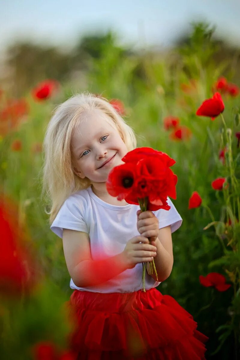 Цвет в жизни ребенка. Девочка с цветами. Дети с цветами. Цветы для детей. Счастливый ребенок.
