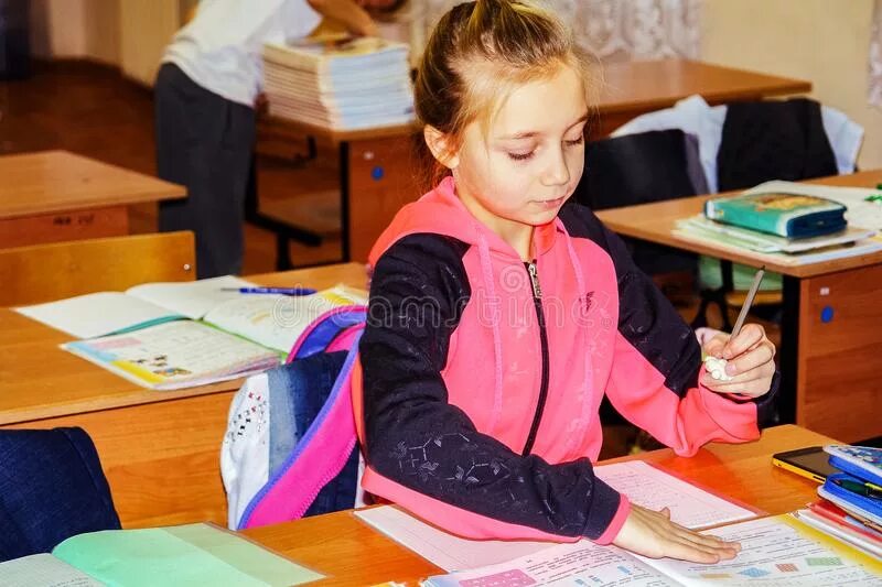 Учитель учитель. Красивые учителя девушки. Девочка слушала учителя посматривая по сторонам. Учитель на уроке картинки. Девочка слушала учителя посматривая по сторонам.