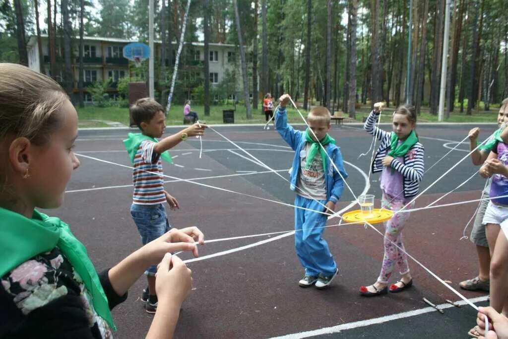 Спортивные развлечения для детей. Развлечение в подвижных играх для детей. Игры на улице для подростков. Спортивные развлечения для лагеря для детей.