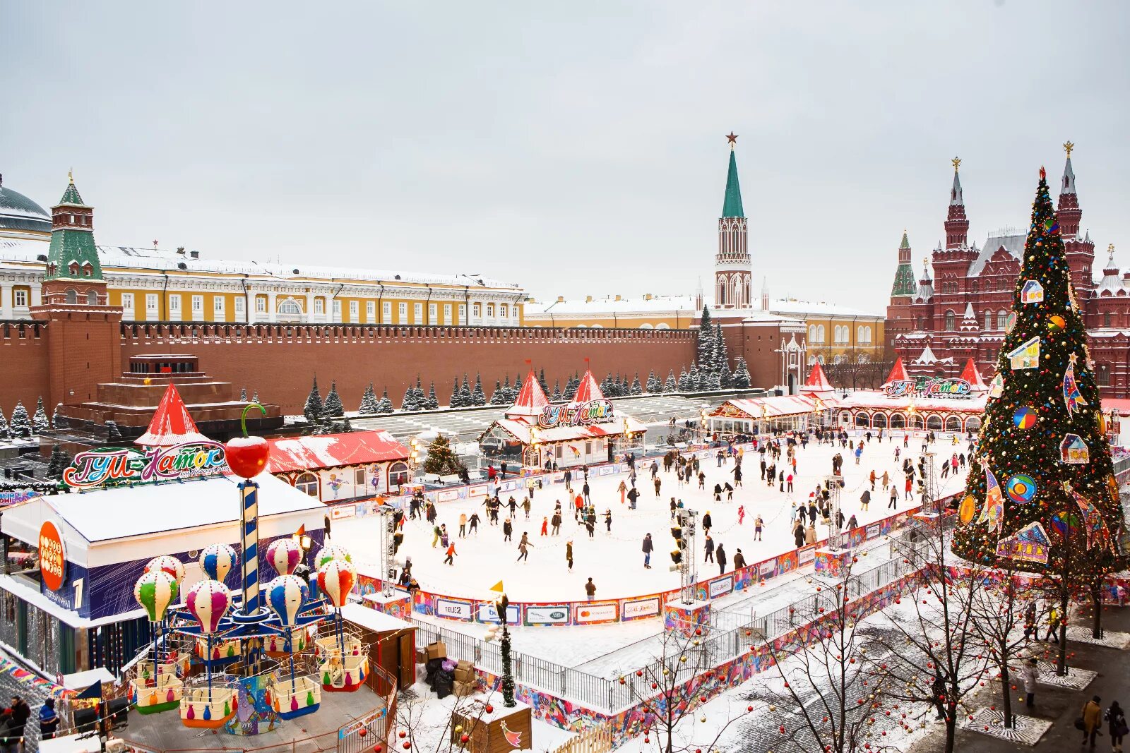 Куда сходить в марте в москве 2025. Гум-каток на красной площади. гум в москве на красной площади. красная площадь москва ярмарка гум. каток в москве на красной площади.