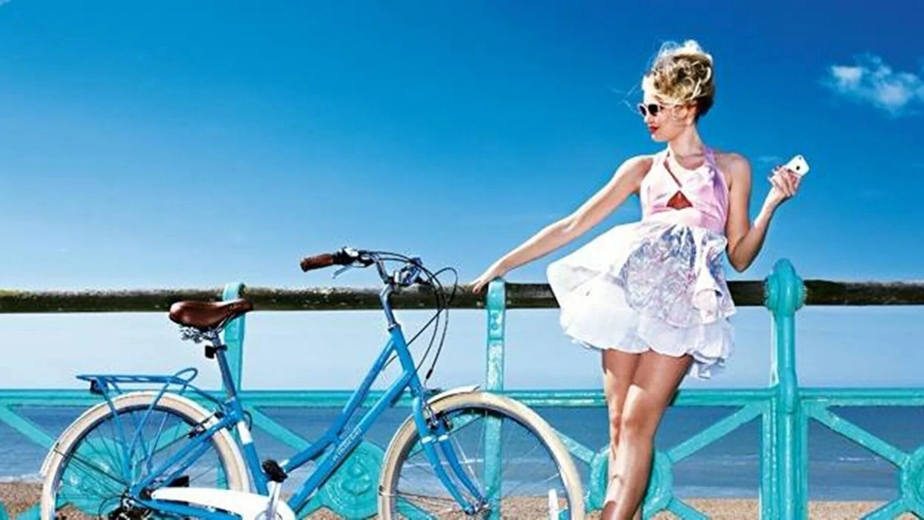 В следующем году буду летом. Девушка в платье на велосипеде. Девушка лето на велосипеде. Велосипед для девочки. Девушка на велосипеде на море.