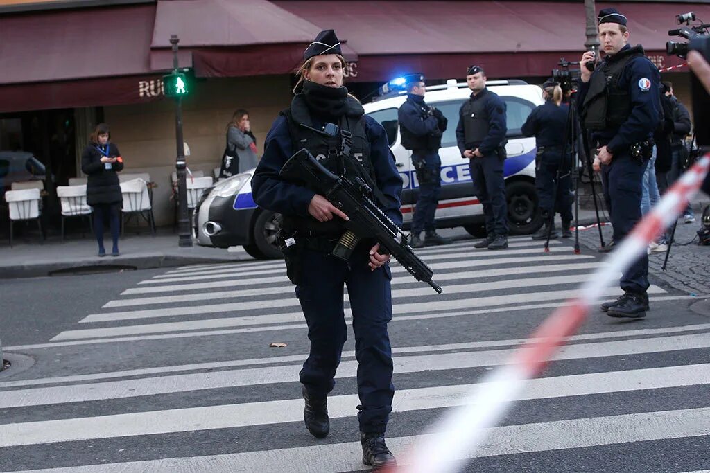 Полиция Франции. Полиция Франции патруль. Полицейский во Франции. Оружие полиции Франции.