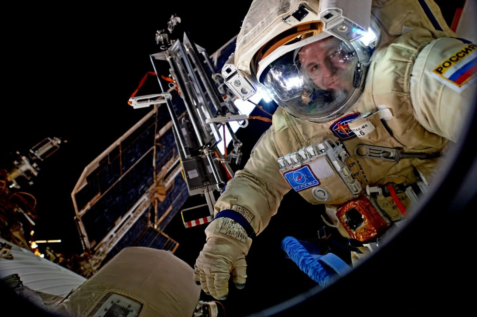 Космонавт в открытом космосе. Российский космонавт в открытом космосе.