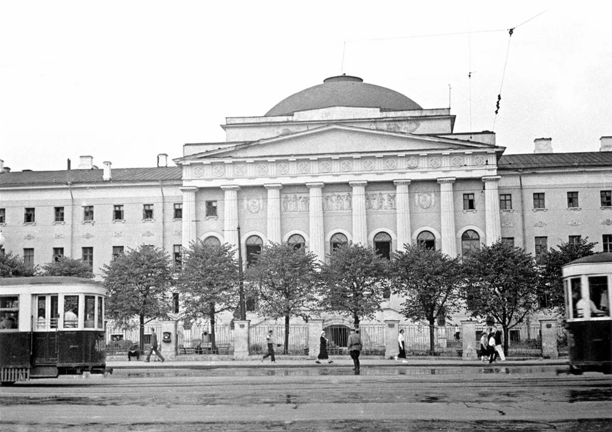 Мгу на моховой. Старое здание МГУ на Моховой. Московский Императорский университет на Моховой старое здание. Московский университет 1922. Здание Московского университета на Моховой.