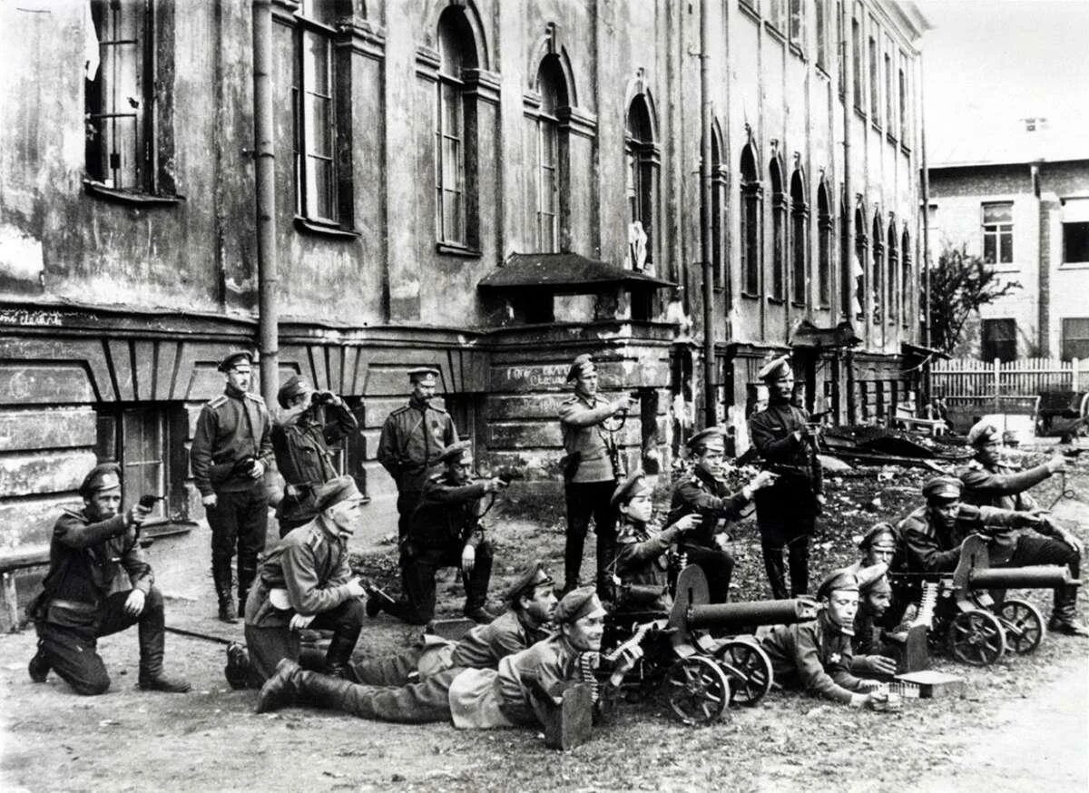 Старые и новые революции. Революционный Петроград год 1917. Петроград октябрь 1917. Юнкера 1917. Петербург 1917 год.