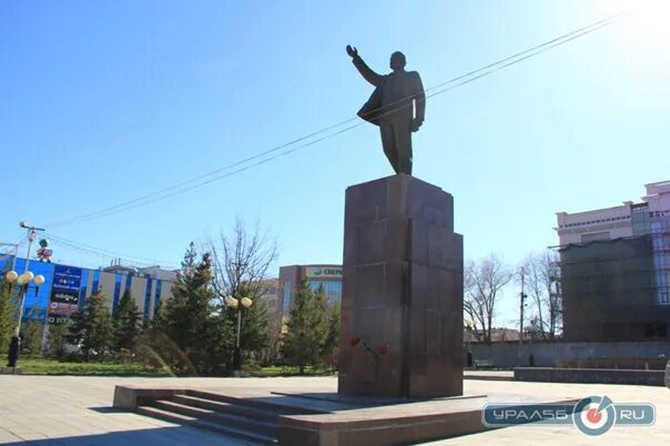 Ленинский район город орск. Памятник Шевченко в Орске. Орск памятник Ленину. Комсомольская площадь Орск. Обелиск г. Орск.