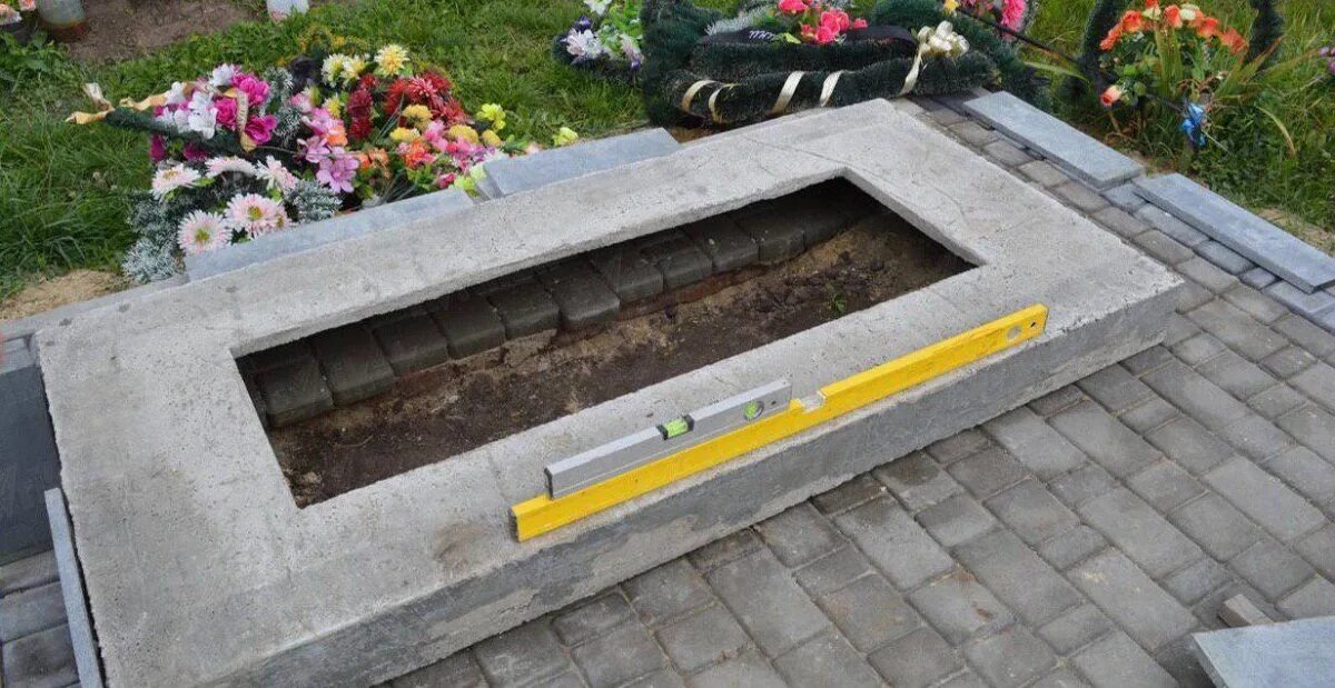 Надгробие плита. Памятник своими руками фото. Монтаж надгробных памятников. Надгробие из металла. Фундамент под памятник на кладбище.