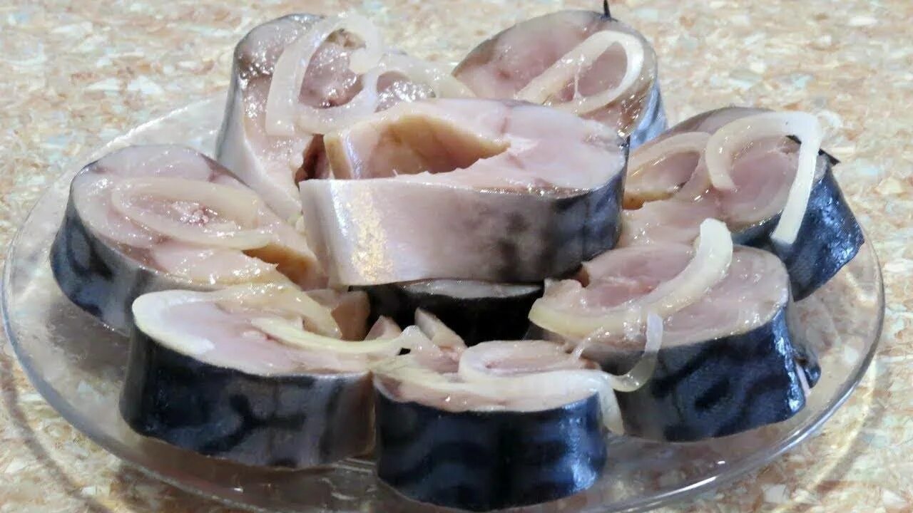Скумбрия маринованные быстро. Скумбрия солёная в домашних. скумбрия малосольная в домашних. скумбрия малосольная домашняя. скумбрия соленая кусочками.