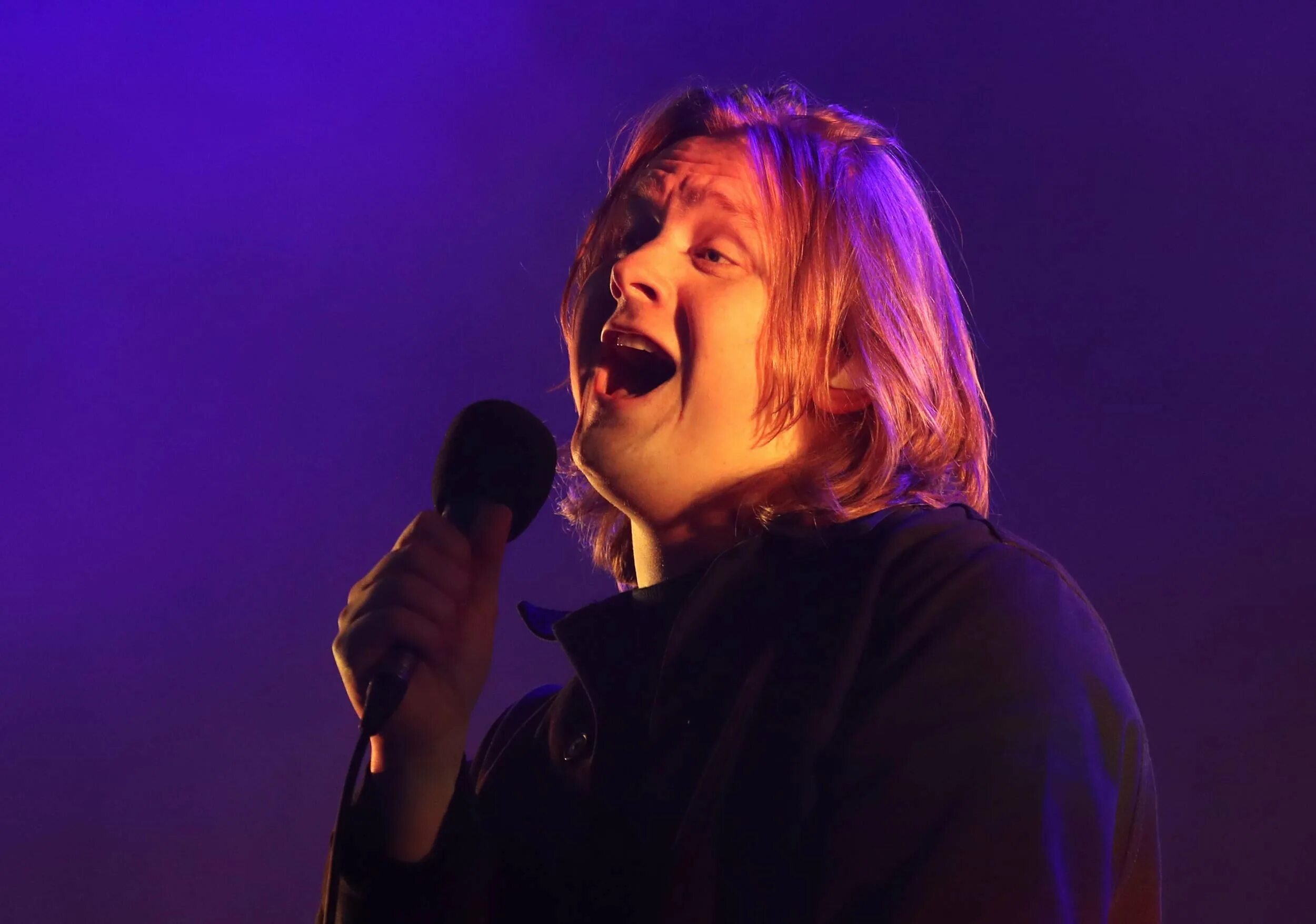Lewis capaldi loved. Lewis capaldi. lewis capaldi певческий голос. люси капальди. lewis capaldi smile.