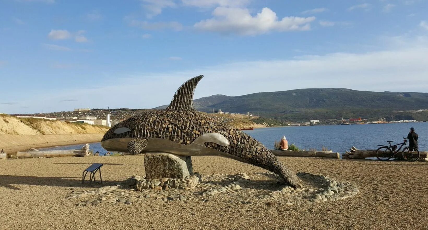 Магаданские олени. Касатка Магадан скульптура. Косатка Магадан памятник. Арт объект Касатка Магадан.