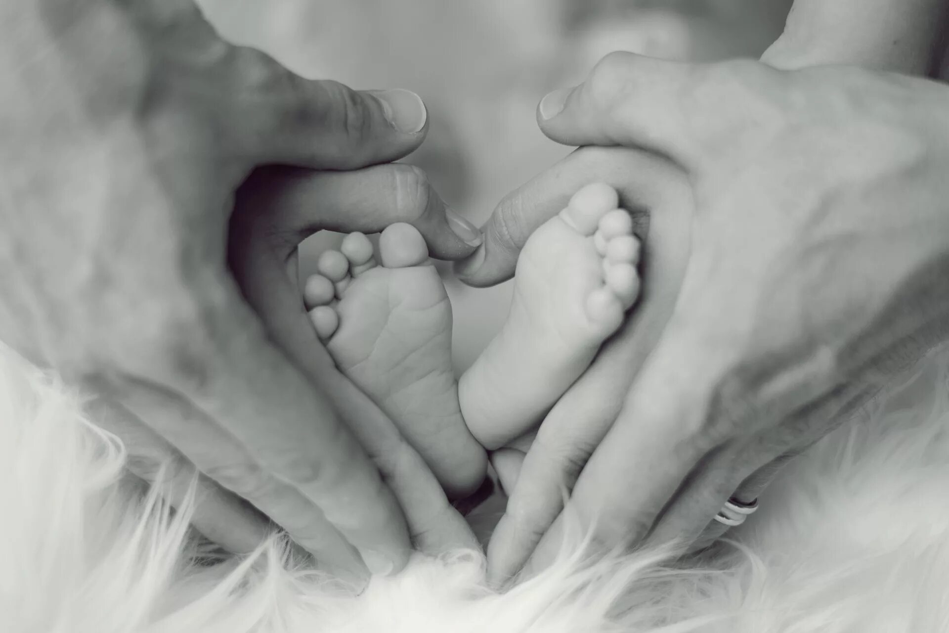 Рождение ребенка от 3 родителей. Руки родителей и малыша. Ножки младенца в руках родителей. Семья руки. Любовь семья дети.