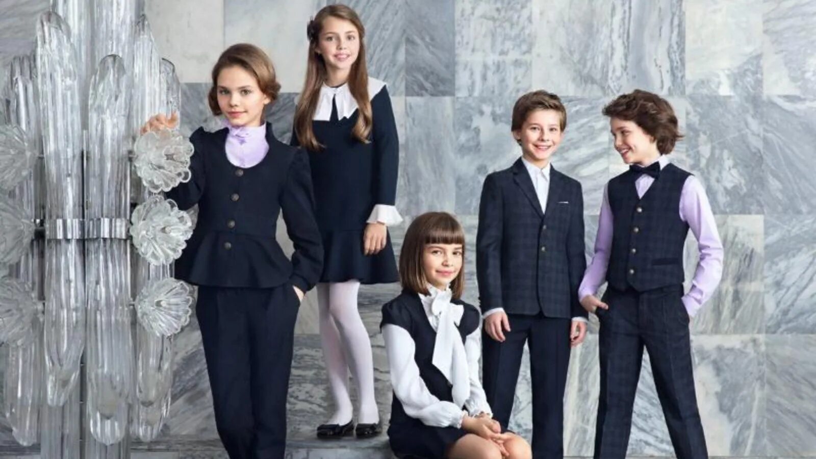 Выбирают школьную форму игра. Школьная форма выбор. Выбор школьной формы. Современная школьная форма. Школьная форма.