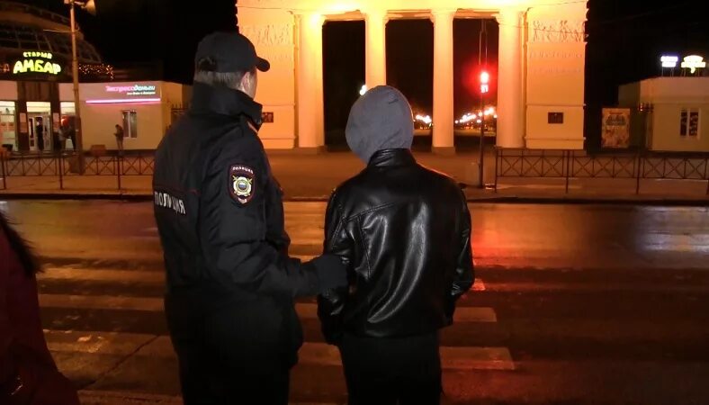 Что если поймают в комендантский час несовершеннолетнего. Подросток ночь полиция. комендантский час полиция. сотрудники полиции в ночном городе. полиция задержание ночью.