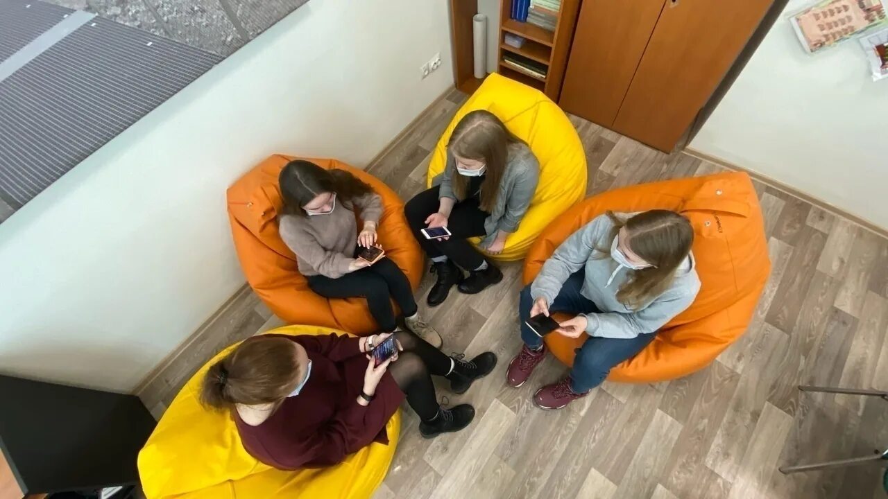 Офис работа петрозаводск. Офис менеджер. Мфц первомайский 33. Офис с сотрудниками. Офис с сотрудниками.