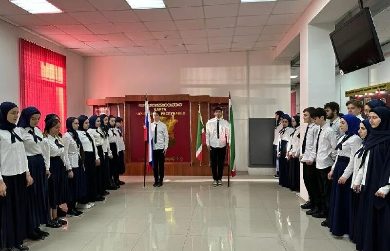 церемония выноса флага в школе. техникум моды и дизайна. колледж моды. дизайнер одежды колледж. втмд.