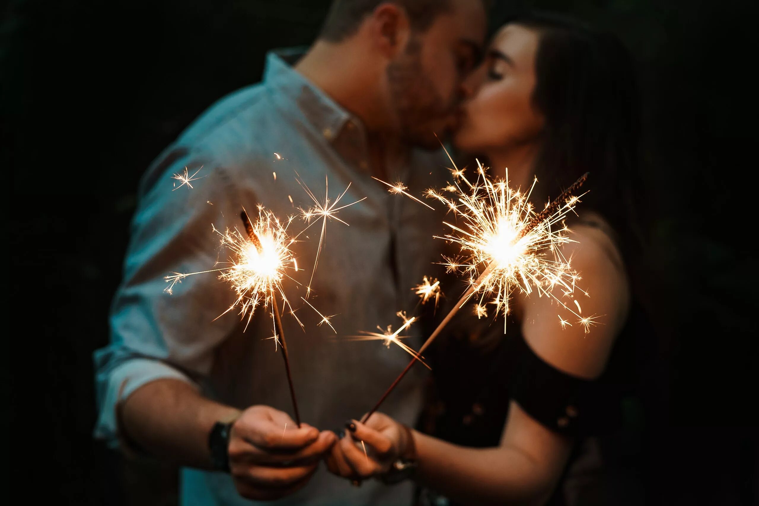 New year love. Бенгальские огни. Бенгальские огни новый год. Люди с бенгальскими огнями. Девушка с бенгальским огнем.