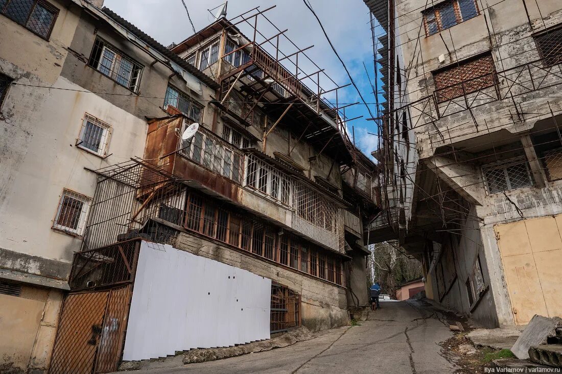 Гаражи сочи фото. Фавелы в сочи. сочинские фавелы варламов. гаражные фавелы в сочи. трущобы сочи.