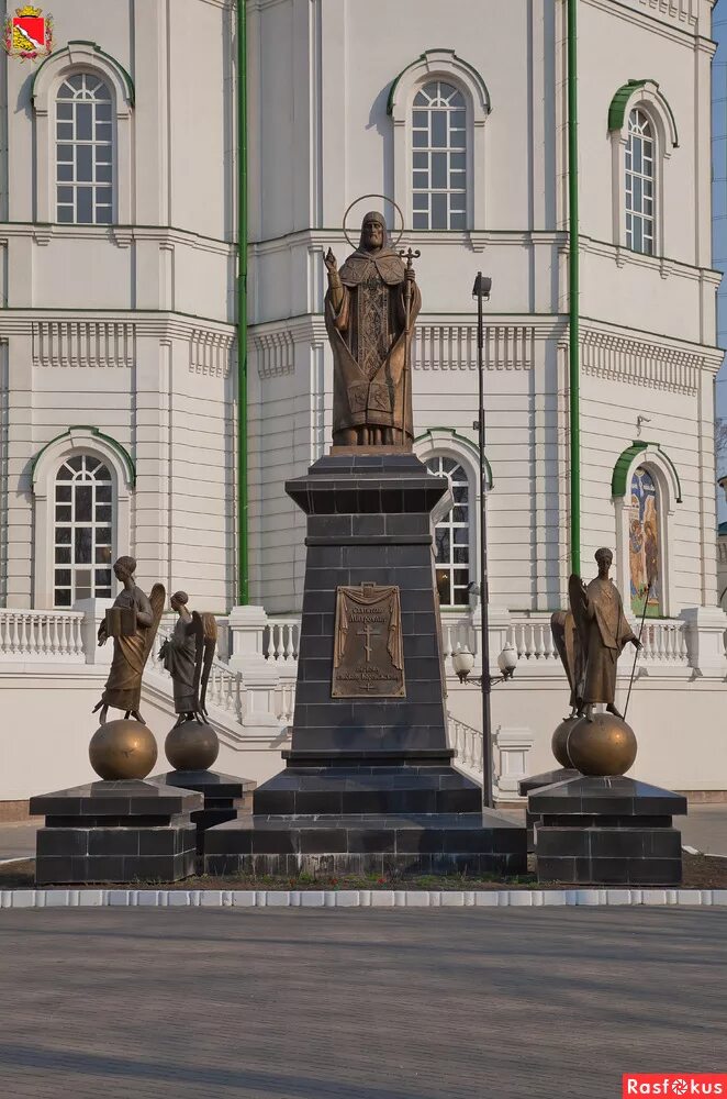 Памятник петру и митрофану воронеж. Памятник святителю митрофану в воронеже. Памятник святитель митрофаний воронежский. Памятник петру и митрофану воронеж. Памятник у собора в воронеже.