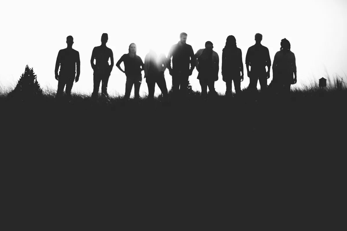 Take in turns. групповое фото силуэт.