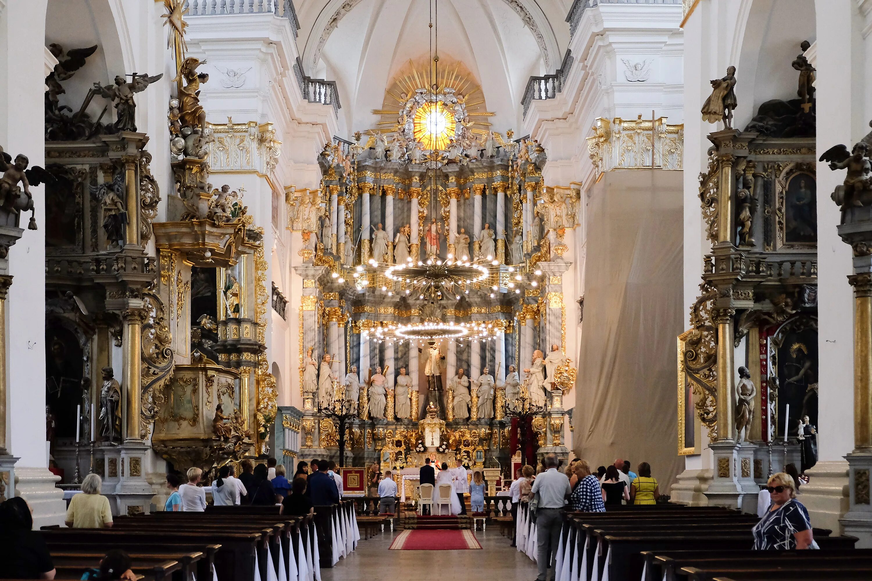 : слоним - костела святого апостола андрея. Служба в фарном костеле. Служба в фарном костеле. Фарный костёл в гродно алтарь. Кафедральный собор св франциска ксаверия гродно.