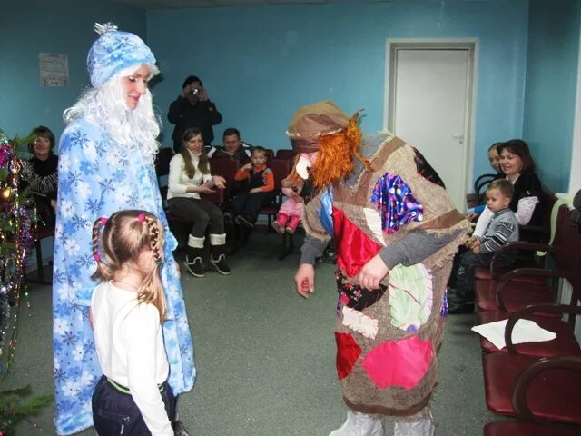 Сценарий с бабой ягой на улице. Дед Мороз утренник баба Яга. Утренник баба Яга крадет посох у Деда Мороза. Новогодний утренник баба Яга Снегурочка Атаманша дед Мороз. Утренник баба Яга и дед Мороз селфи.